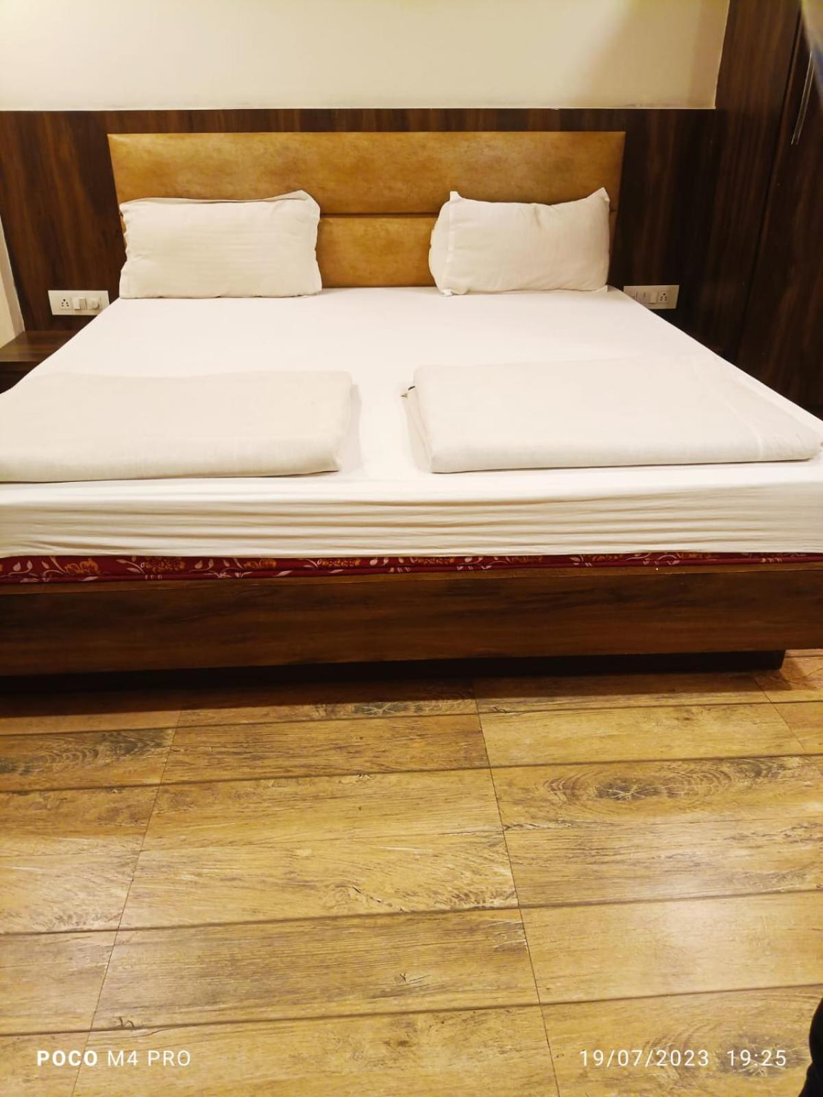 Hotel Shri Vardhan Ujjain Ngoại thất bức ảnh