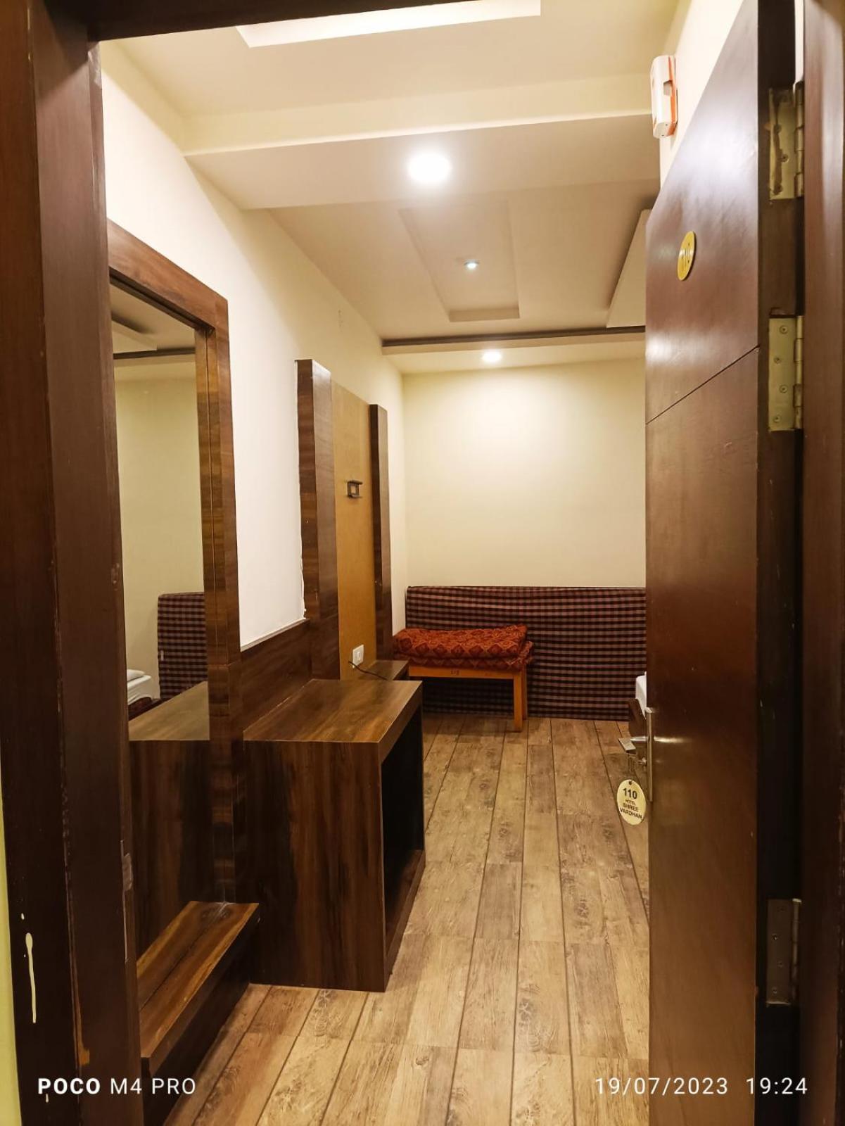 Hotel Shri Vardhan Ujjain Ngoại thất bức ảnh