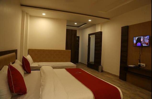 Hotel Shri Vardhan Ujjain Ngoại thất bức ảnh